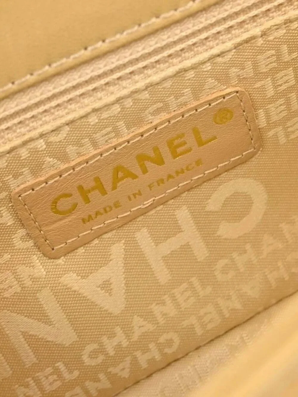 CHANEL outside 	ab